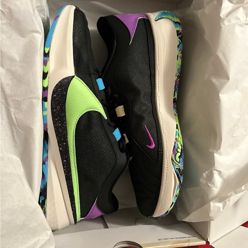 BRAND NEW Nike Freak 5-sz 11.5m